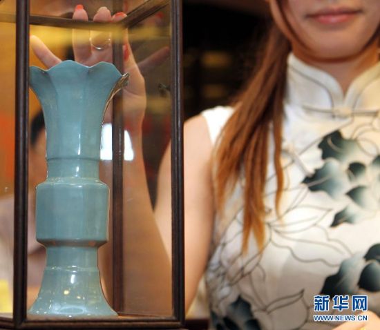 天青色花觚柴瓷在上海展示