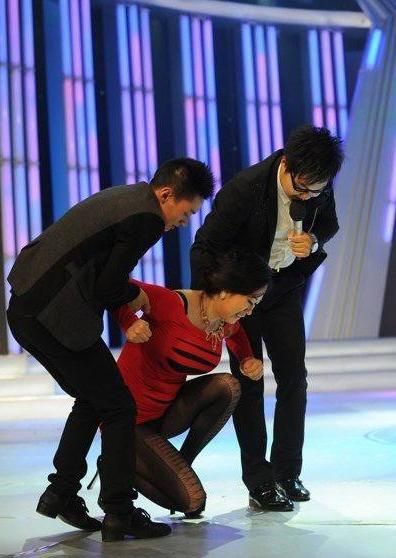 <em>芙蓉姐姐</em>黑丝热舞<em>露底</em>走光(图)(6)_新浪上海_新