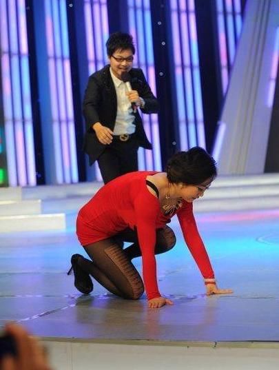 芙蓉姐姐黑丝热舞露底走光(图)(4)_新浪上海_新