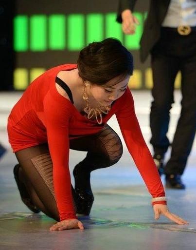 <em>芙蓉姐姐</em>黑丝热舞<em>露底</em>走光(图)(5)_新浪上海_新