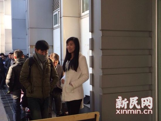 图说:衣着单薄的求职女生,早上7点就冒着严寒等候在招聘会室外。新民网 记者 李欣 摄 图说:衣着单薄的求职女生,早上7点就冒着严寒等候在招聘会室外。新民网 记者 李欣 摄