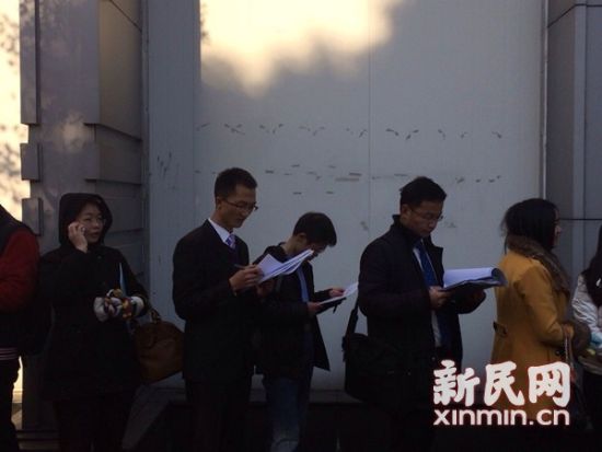 图说:为了给企业留下好印象,不少求职者都身着单薄正装。新民网 记者 李欣 摄 图说:为了给企业留下好印象,不少求职者都身着单薄正装。新民网 记者 李欣 摄