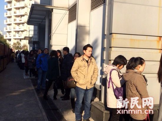 图说:等待入场的毕业生们排起了长队。新民网 记者 李欣 摄 图说:等待入场的毕业生们排起了长队。新民网 记者 李欣 摄