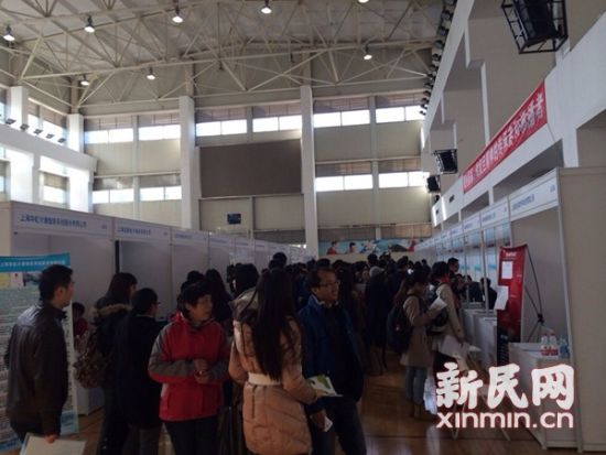 图说:招聘会吸引了不少应届毕业生。新民网 记者 李欣 摄 图说:招聘会吸引了不少应届毕业生。新民网 记者 李欣 摄
