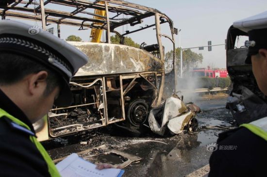 江苏小轿车与三辆大巴追尾 四车严重连环追尾