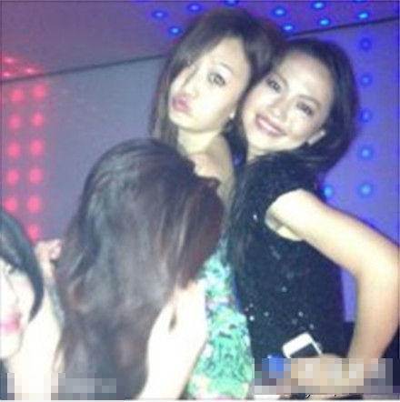 <em>李云迪女友</em>泡吧搂男人照(3)_新浪上海_新浪网