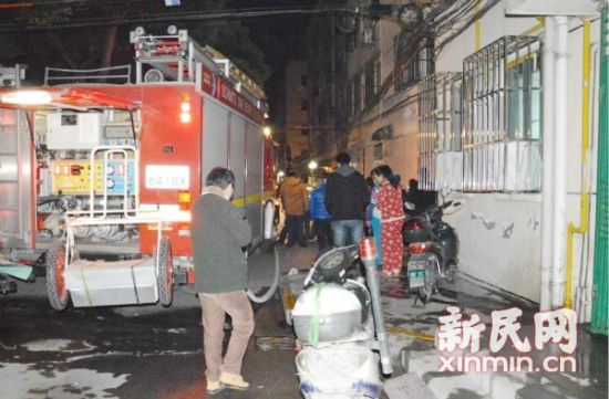 消防员正在现场进行处置。通讯员 何平 摄 消防员正在现场进行处置。通讯员 何平 摄