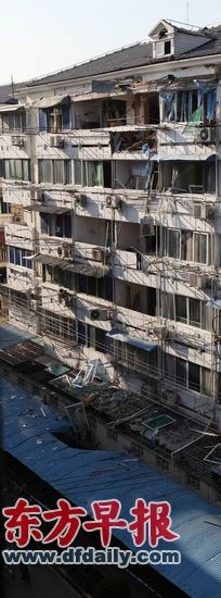昨日,嘉定温宿路桃园小区,爆炸后的民房外景。 早报记者 王炬亮 图 昨日,嘉定温宿路桃园小区,爆炸后的民房外景。 早报记者 王炬亮 图