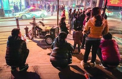 □深夜,仍有不少市民在路边围观议论。/晨报记者 肖允 □深夜,仍有不少市民在路边围观议论。/晨报记者 肖允