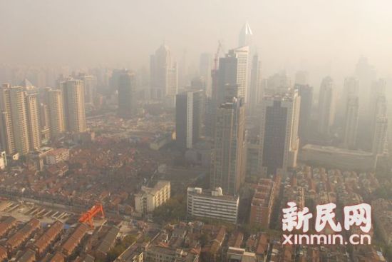 上海经历首个严重污染,城市笼罩在一片雾霾中。新民网记者 沈文林 摄 上海经历首个严重污染,城市笼罩在一片雾霾中。新民网记者 沈文林 摄