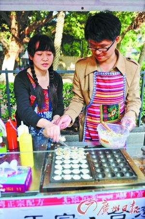 小周小薛卖丸子,夫唱妇随。 小周小薛卖丸子,夫唱妇随。