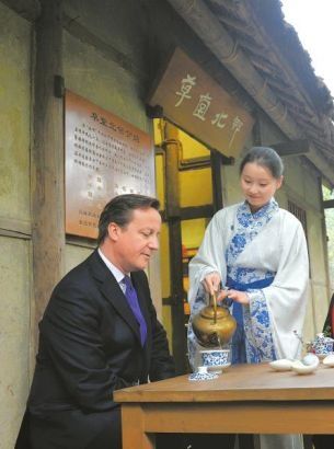 英国首相吃鸳鸯火锅打乒乓(图)(2)