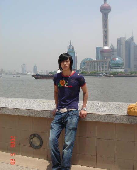 张亮早期雷人照 惊悚的<em>男扮女</em>装(图)(2)_新浪上