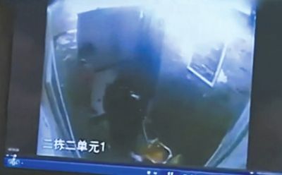 陌生女孩电梯内摔打男婴 疑似将其抛下25楼(图