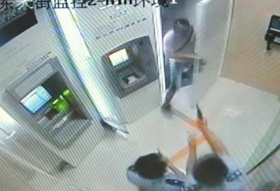 极速18秒开锁 骨灰级笨贼居然还发呆(3)