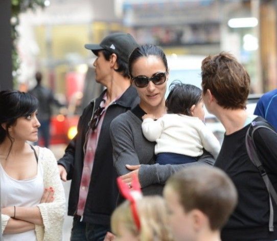  吴彦祖老婆 抱着宝贝女儿萌态十足(图)_新浪上