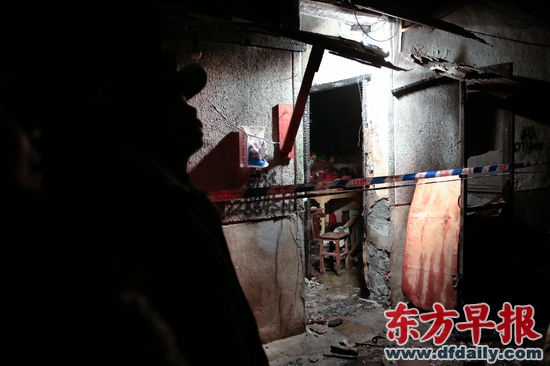 青浦区白鹤镇赵屯村蔡家西浜路8号火灾现场拉起了警戒线。昨天14时05分左右,这里发生火灾,2名儿童不幸身亡。早报记者 兰卉 图 青浦区白鹤镇赵屯村蔡家西浜路8号火灾现场拉起了警戒线。昨天14时05分左右,这里发生火灾,2名儿童不幸身亡。早报记者 兰卉 图