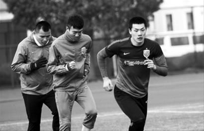□12月9日,申花进行新赛季首堂训练课,但俱乐部的前景如何,目前仍然没有明确说法。CFP □12月9日,申花进行新赛季首堂训练课,但俱乐部的前景如何,目前仍然没有明确说法。CFP