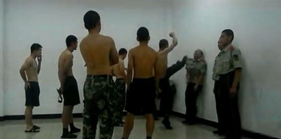 打新兵:蒙消防老兵殴打新兵