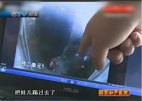 摔婴<em>女孩</em>事后正常 行为淡定引争议(图)(2)_新浪