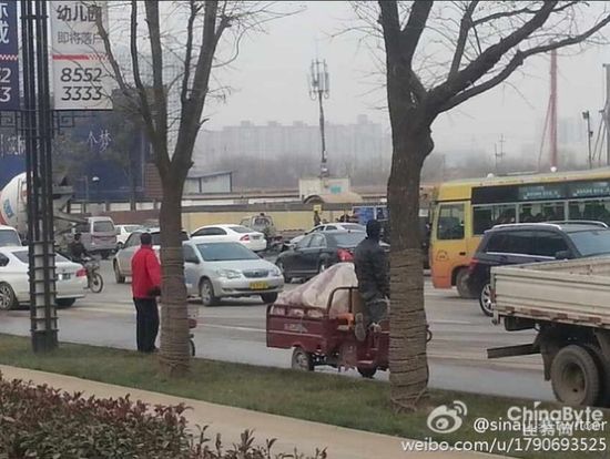 西安多人持砍刀内幕_西安多人持砖块砍刀驾豪车逼停吉普