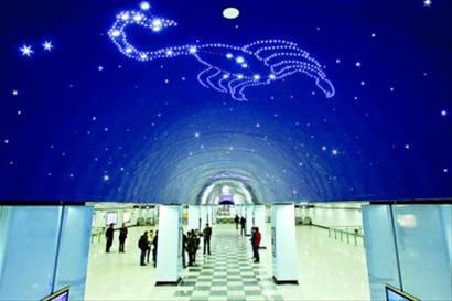 国际客运中心站内的12星座吊顶/晨报记者 竺钢 国际客运中心站内的12星座吊顶/晨报记者 竺钢