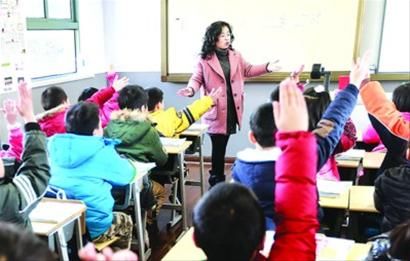 不布置家庭作业的叶丽雯老师格外珍惜课堂上的35分钟,“高效教学”是她的秘诀之一。 /晨报记者 陈征 不布置家庭作业的叶丽雯老师格外珍惜课堂上的35分钟,“高效教学”是她的秘诀之一。 /晨报记者 陈征