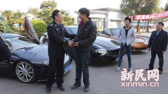 图说:闵行警方将这些追回的被骗豪车交还到了车主手中。新民网 沈文林 拍摄 图说:闵行警方将这些追回的被骗豪车交还到了车主手中。新民网 沈文林 拍摄