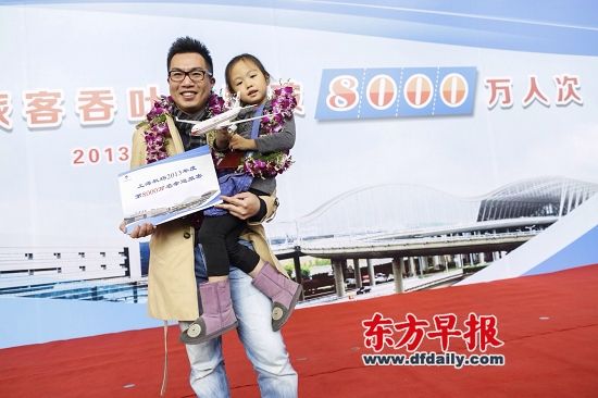 由浦东飞往纽约的东航旅客林先生成为上海机场今年第8000万名旅客。早报记者 鲁海涛 图 由浦东飞往纽约的东航旅客林先生成为上海机场今年第8000万名旅客。早报记者 鲁海涛 图