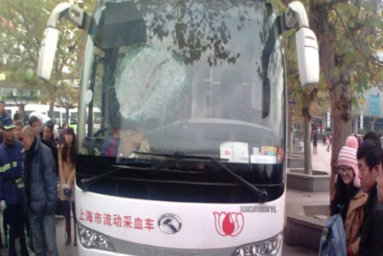 一男子昨日下午在铁路上海站广场,手持木棍怒砸流动采血车。图片来源:铁路上海站派出所 供图 一男子昨日下午在铁路上海站广场,手持木棍怒砸流动采血车。图片来源:铁路上海站派出所 供图