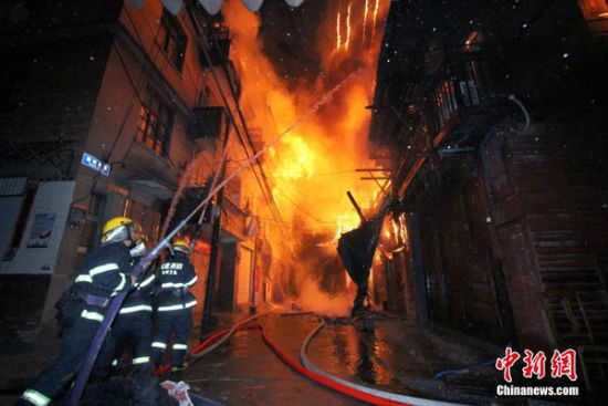 福州大火 火势得到基本控制(图)(4)