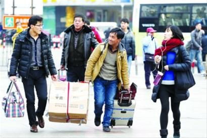 昨日,铁路上海站人头攒动,很多在沪务工人员提前起程回家。/晨报记者殷立勤 昨日,铁路上海站人头攒动,很多在沪务工人员提前起程回家。/晨报记者殷立勤