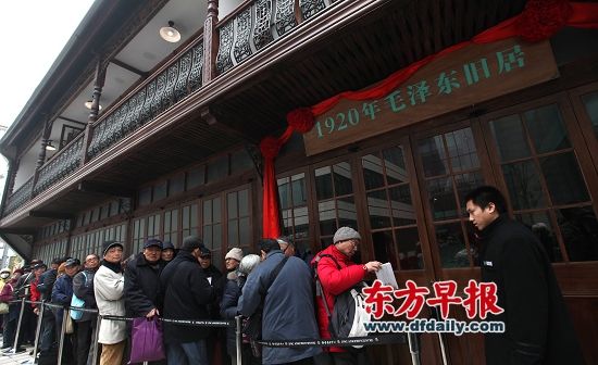 12月26日,上海安义路毛泽东旧居前,市民正在排队参观和购买纪念品。早报记者 王炬亮 图 12月26日,上海安义路毛泽东旧居前,市民正在排队参观和购买纪念品。早报记者 王炬亮 图