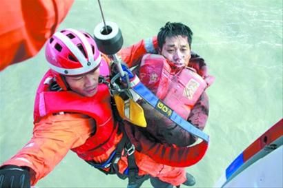 救生员通过绞索降到救生筏,成功将遇险船员救起。 救生员通过绞索降到救生筏,成功将遇险船员救起。