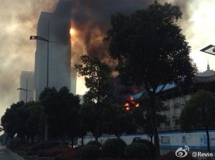 图说:“世纪汇广场”在建工地一处工棚突然起火。图片来源:新浪微博网友图(请私信“新民晚报新民网”以奉稿酬) 图说:“世纪汇广场”在建工地一处工棚突然起火。图片来源:新浪微博网友图(请私信“新民晚报新民网”以奉稿酬)