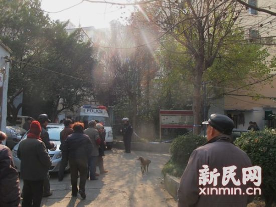 图说:12月29日,上海闸北区芷江中路531弄9号小区内发生惨剧。新民网通讯员 林和平 供图 图说:12月29日,上海闸北区芷江中路531弄9号小区内发生惨剧。新民网通讯员 林和平 供图