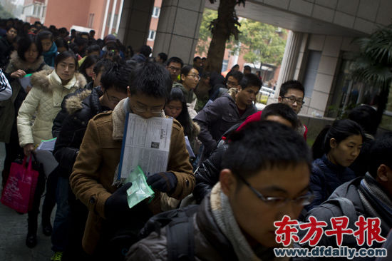 昨日,考生们步入复旦大学考场。2014年全国硕士研究生招生考试报名人数为172万,比2013年减少4万。早报记者 杨深来 图 昨日,考生们步入复旦大学考场。2014年全国硕士研究生招生考试报名人数为172万,比2013年减少4万。早报记者 杨深来 图