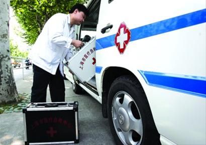 目前本市救护车已在现有急救人员状况下最大限度排满,一线急救人员都已超负荷工作。/晨报记者 殷立勤 目前本市救护车已在现有急救人员状况下最大限度排满,一线急救人员都已超负荷工作。/晨报记者 殷立勤
