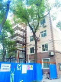 美丽园小区昨天开始安装电梯板/晨报记者 徐妍斐 美丽园小区昨天开始安装电梯板/晨报记者 徐妍斐