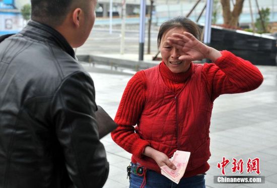 女工擦玻璃掉落6000元 路人已退回15000多元