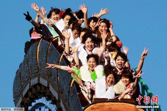 日本<em>少女成人</em>礼 穿和服上街(图)_新浪上海_新浪