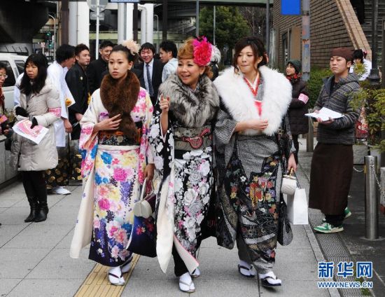 日本<em>少女成人</em>礼 穿和服上街(图)(7)_新浪上海_