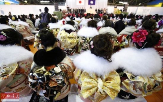 日本<em>少女成人</em>礼雪中穿和服(2)_新浪上海_新浪