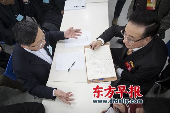 昨日, 政协委员屠海鸣(左) 在现场咨询会上就自己提案向上海市住房保障房屋管理局局长刘海生咨询。 早报记者 鲁海涛 图 昨日, 政协委员屠海鸣(左) 在现场咨询会上就自己提案向上海市住房保障房屋管理局局长刘海生咨询。 早报记者 鲁海涛 图