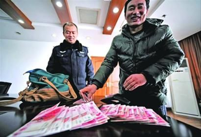 □在警方帮助下郑纯炎拿回了遗失的2万元 /晨报记者 陈征 □在警方帮助下郑纯炎拿回了遗失的2万元 /晨报记者 陈征