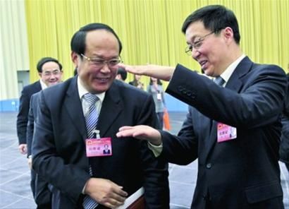 □会议结束,韩正起身准备离场,当他走过“全国种粮售粮大户”张正权身旁时,两人又边走边聊起刚才讨论的现代农业发展问题。 /晨报记者 竺钢 □会议结束,韩正起身准备离场,当他走过“全国种粮售粮大户”张正权身旁时,两人又边走边聊起刚才讨论的现代农业发展问题。 /晨报记者 竺钢