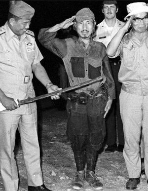 小野田宽郎认定这是美军的计谋,丝毫不为所 动.