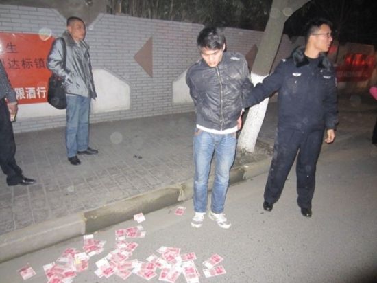 男子没钱返乡过年银行前抢劫,遇追捕两度当街撒钱。青浦公安分局供图 男子没钱返乡过年银行前抢劫,遇追捕两度当街撒钱。青浦公安分局供图