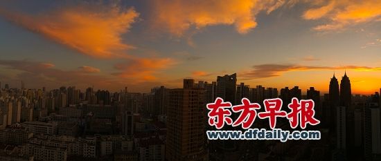 昨日,晚霞下的上海城市剪影。早报记者 常河 图 昨日,晚霞下的上海城市剪影。早报记者 常河 图