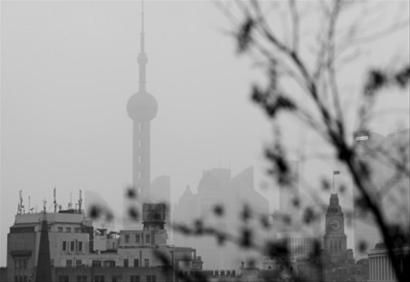 □上海昨天下午开始雾霾加重 /晨报记者 王杰 □上海昨天下午开始雾霾加重 /晨报记者 王杰